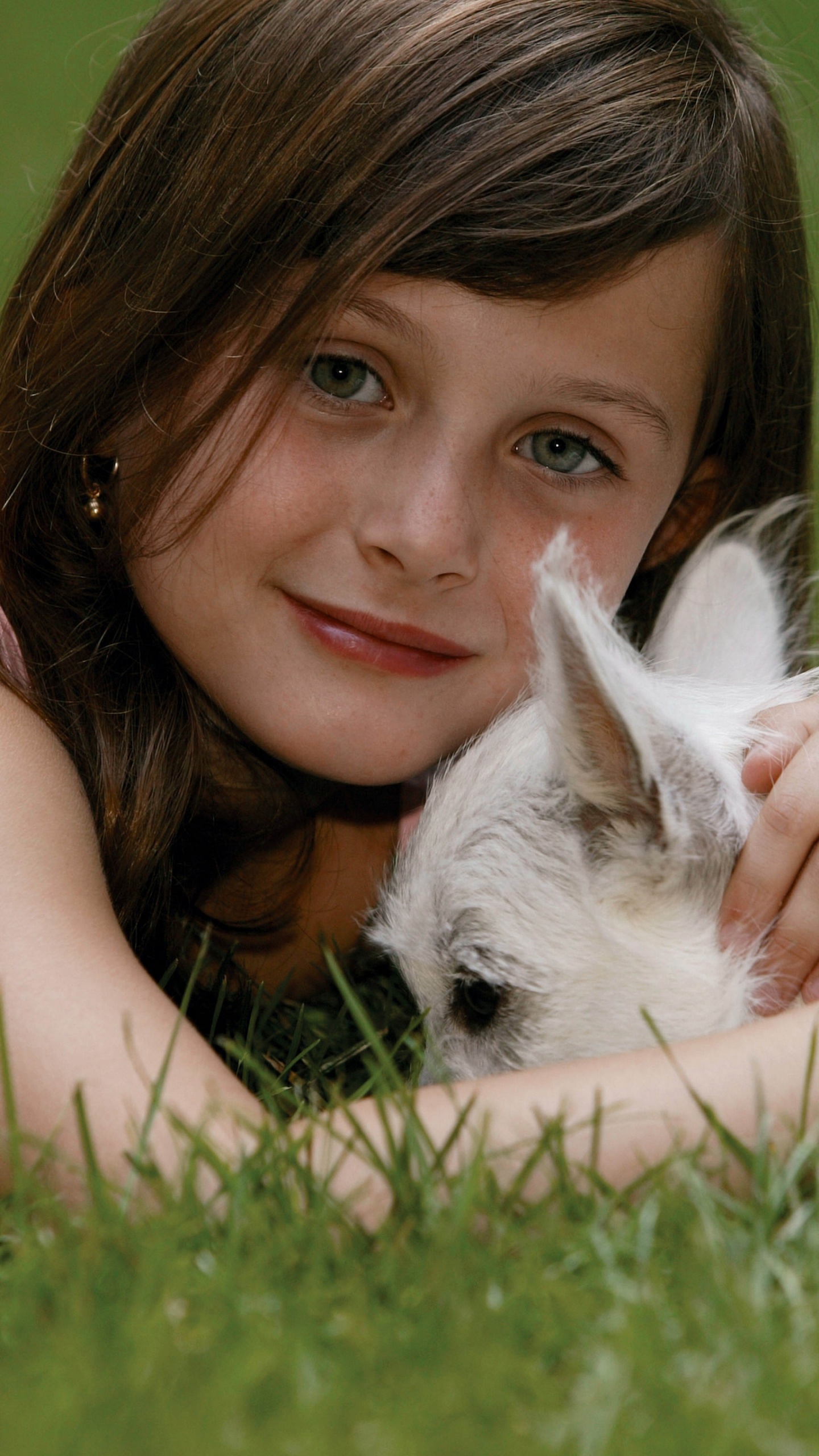 Woman Lying on Green Grass Field With White Cat. Wallpaper in 1440x2560 Resolution