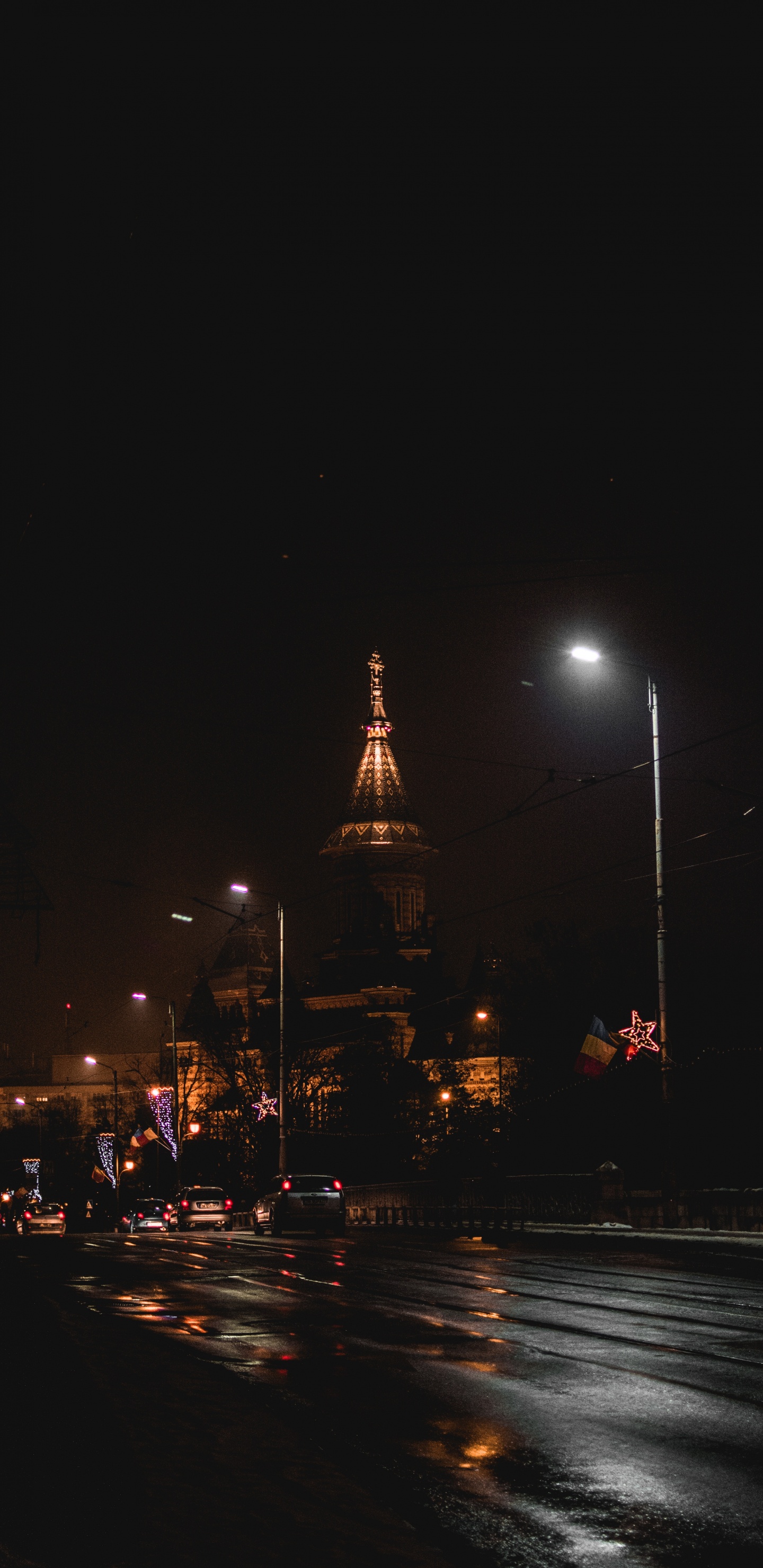 Coches en la Carretera Cerca Del Edificio Durante la Noche.. Wallpaper in 1440x2960 Resolution