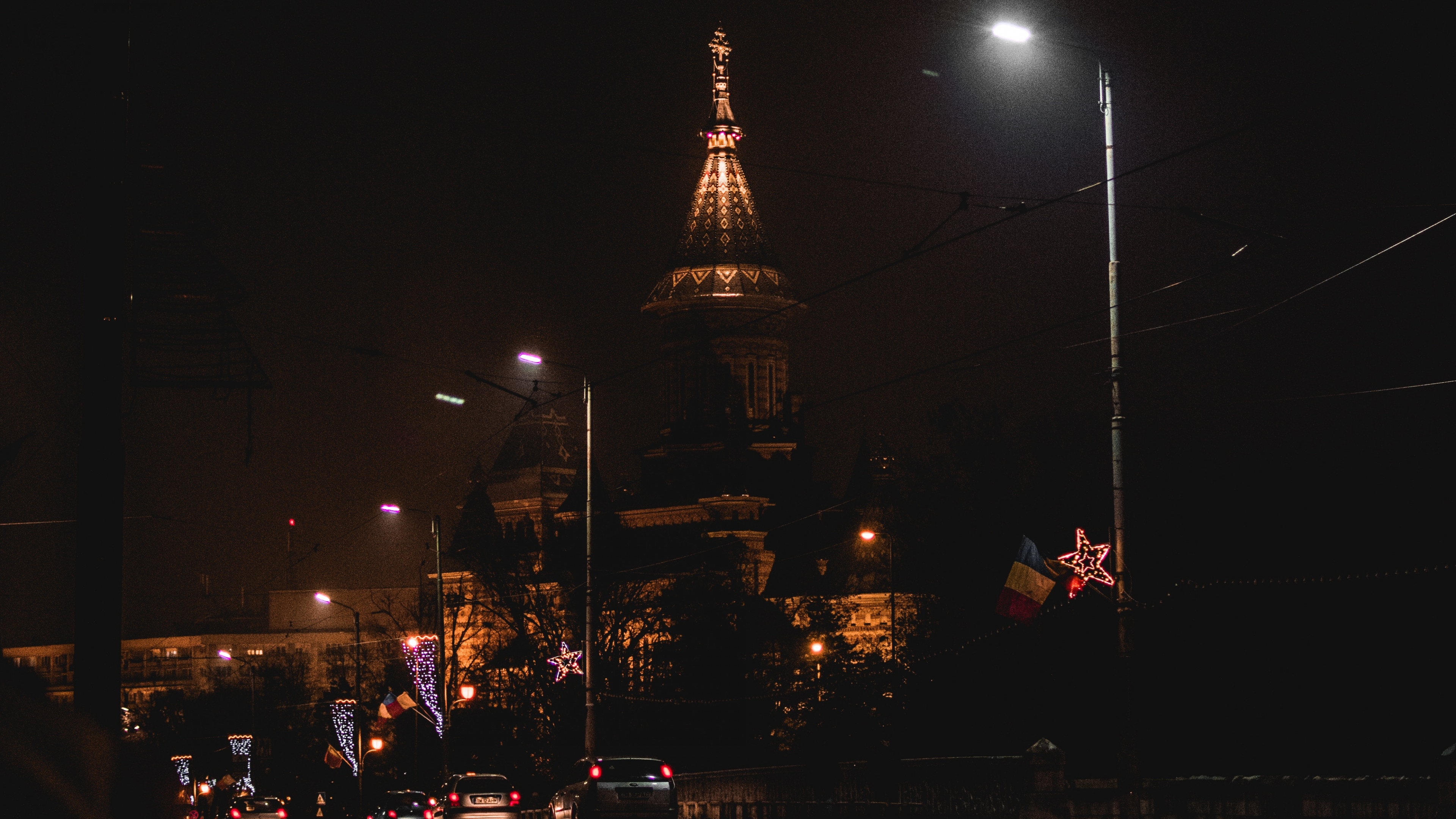 Coches en la Carretera Cerca Del Edificio Durante la Noche.. Wallpaper in 3840x2160 Resolution