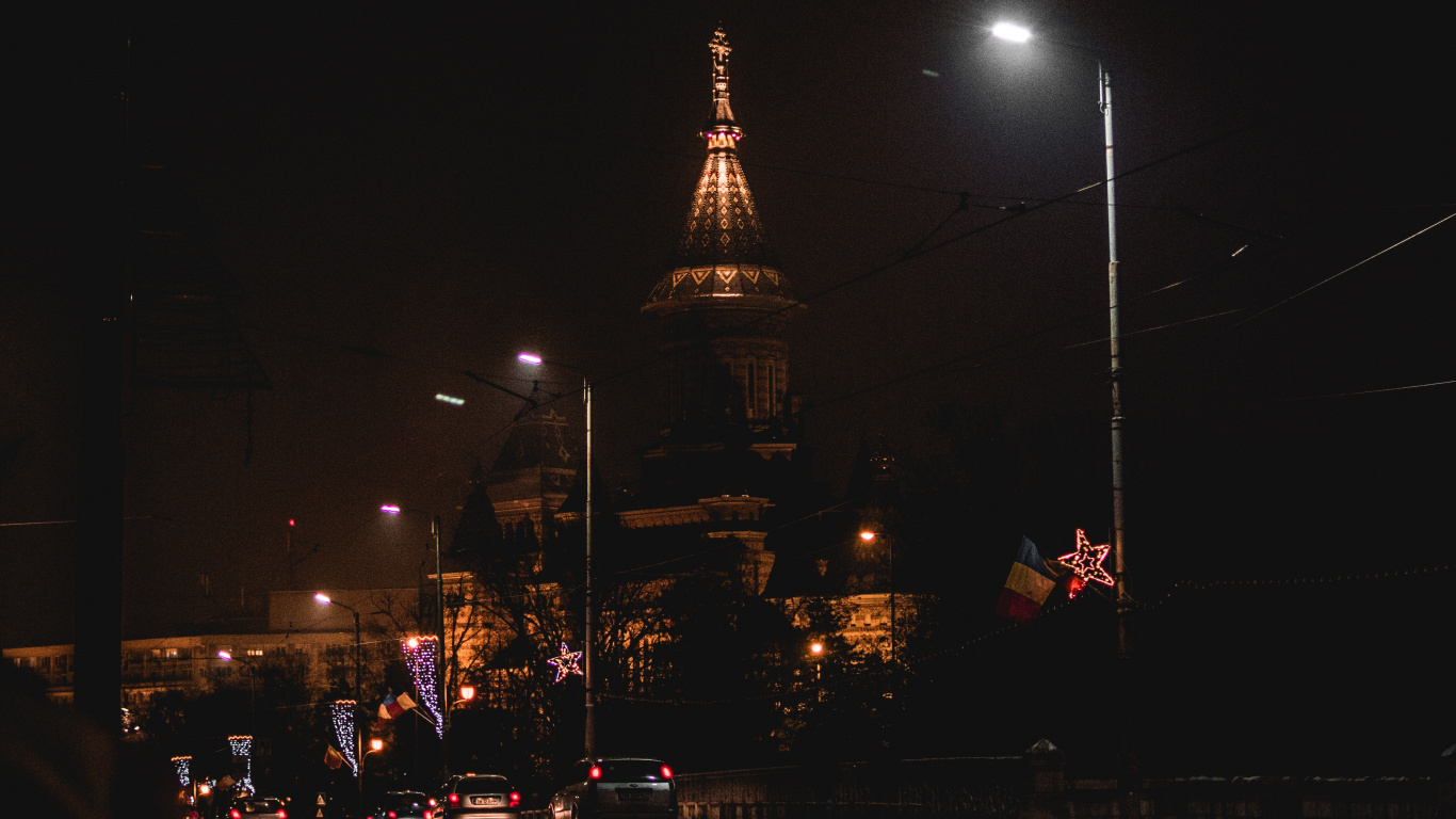 Voitures Sur Route Près du Bâtiment Pendant la Nuit. Wallpaper in 1366x768 Resolution
