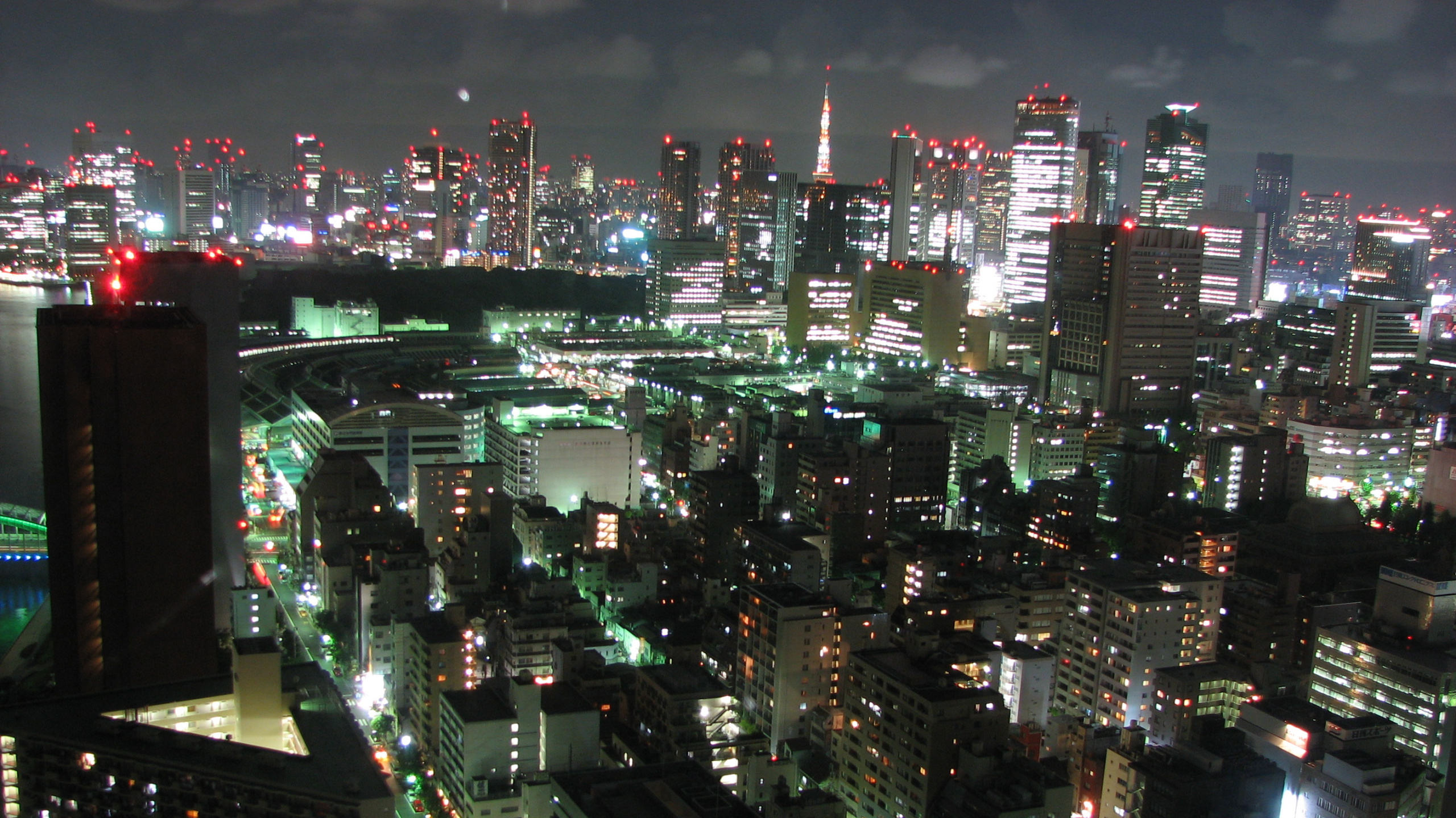 Vue Aérienne de la Ville Pendant la Nuit. Wallpaper in 2560x1440 Resolution