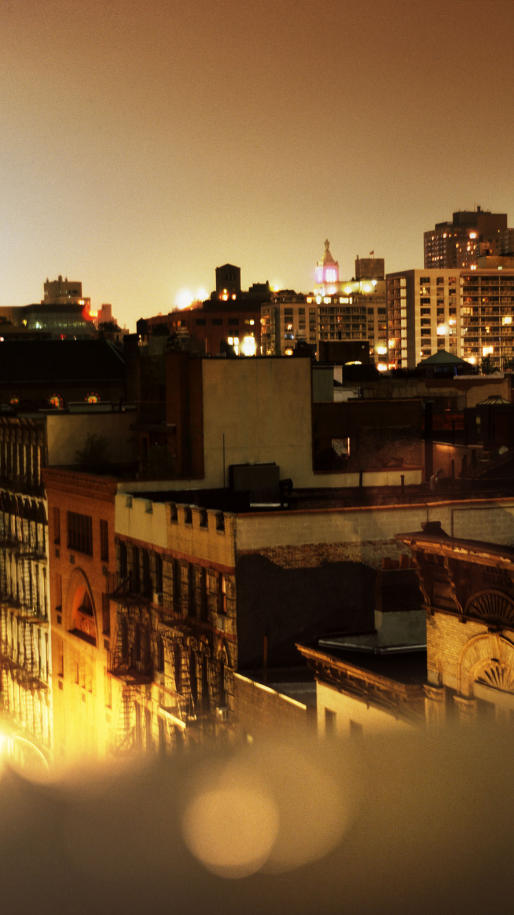 Ville Avec Des Immeubles de Grande Hauteur Pendant la Nuit. Wallpaper in 750x1334 Resolution