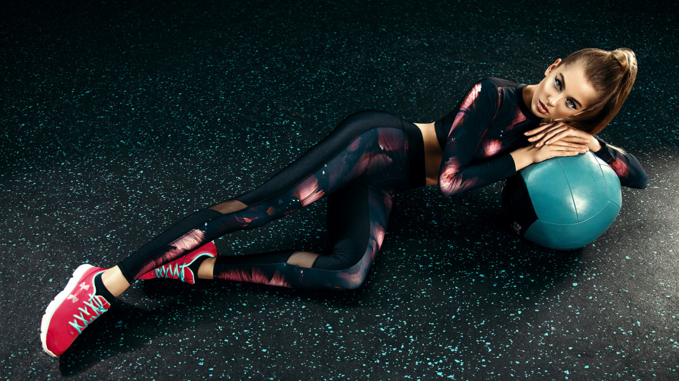 Femme en Chemise Noire et Pantalon Noir Allongé Sur Une Route Goudronnée Noire. Wallpaper in 1366x768 Resolution