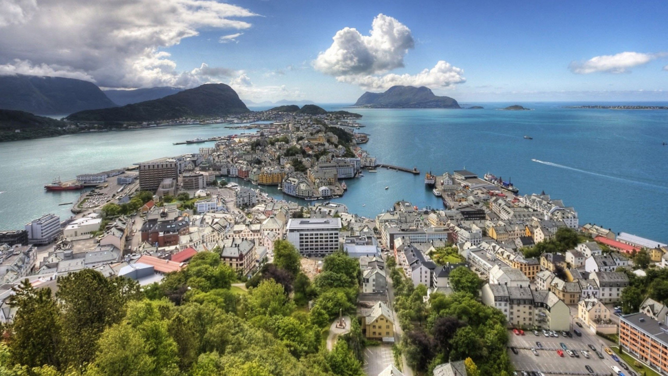 Vista Aérea de la Ciudad Cerca Del Mar Bajo un Cielo Azul y Nubes Blancas Durante el Día. Wallpaper in 1366x768 Resolution