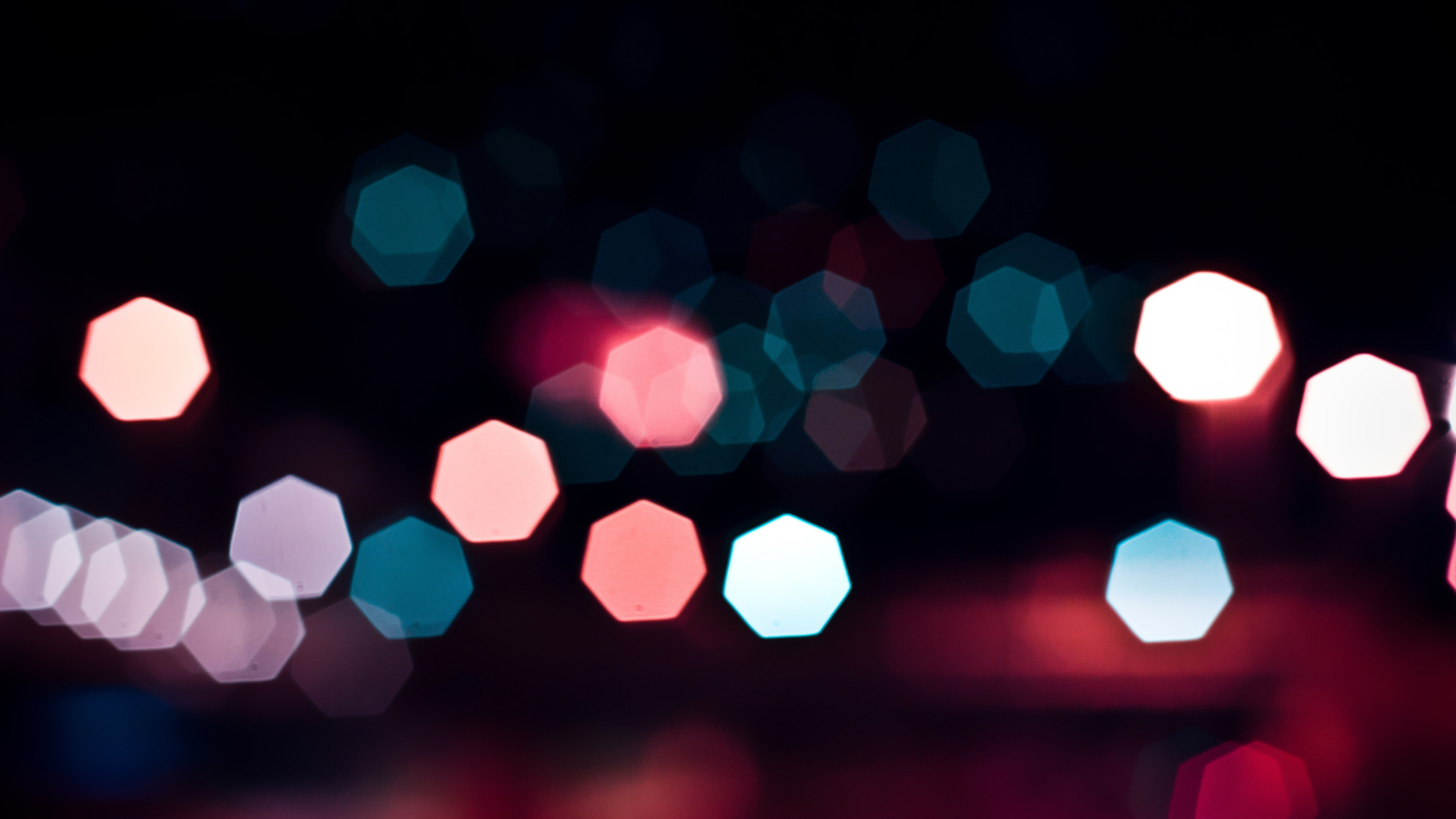 Weißes Und Rosa Herzlicht. Wallpaper in 2560x1440 Resolution