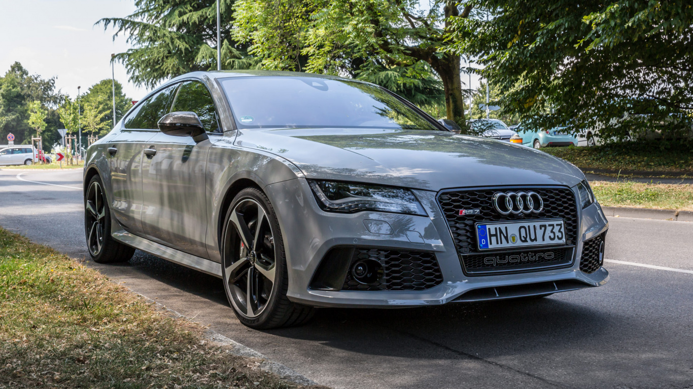 Mercedes Benz Coupé Noir Garé Près Des Arbres Verts Pendant la Journée. Wallpaper in 1366x768 Resolution