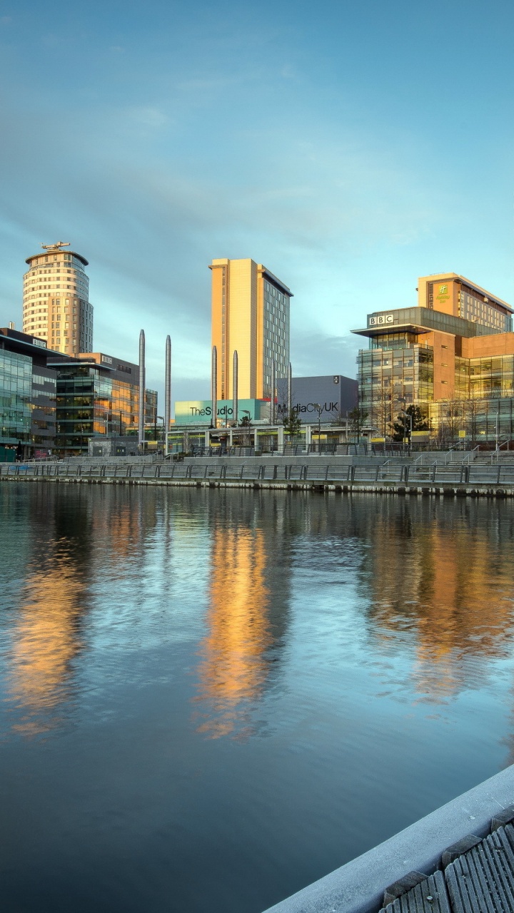 Horizon de la Ville à Travers le Plan D'eau Pendant la Journée. Wallpaper in 720x1280 Resolution