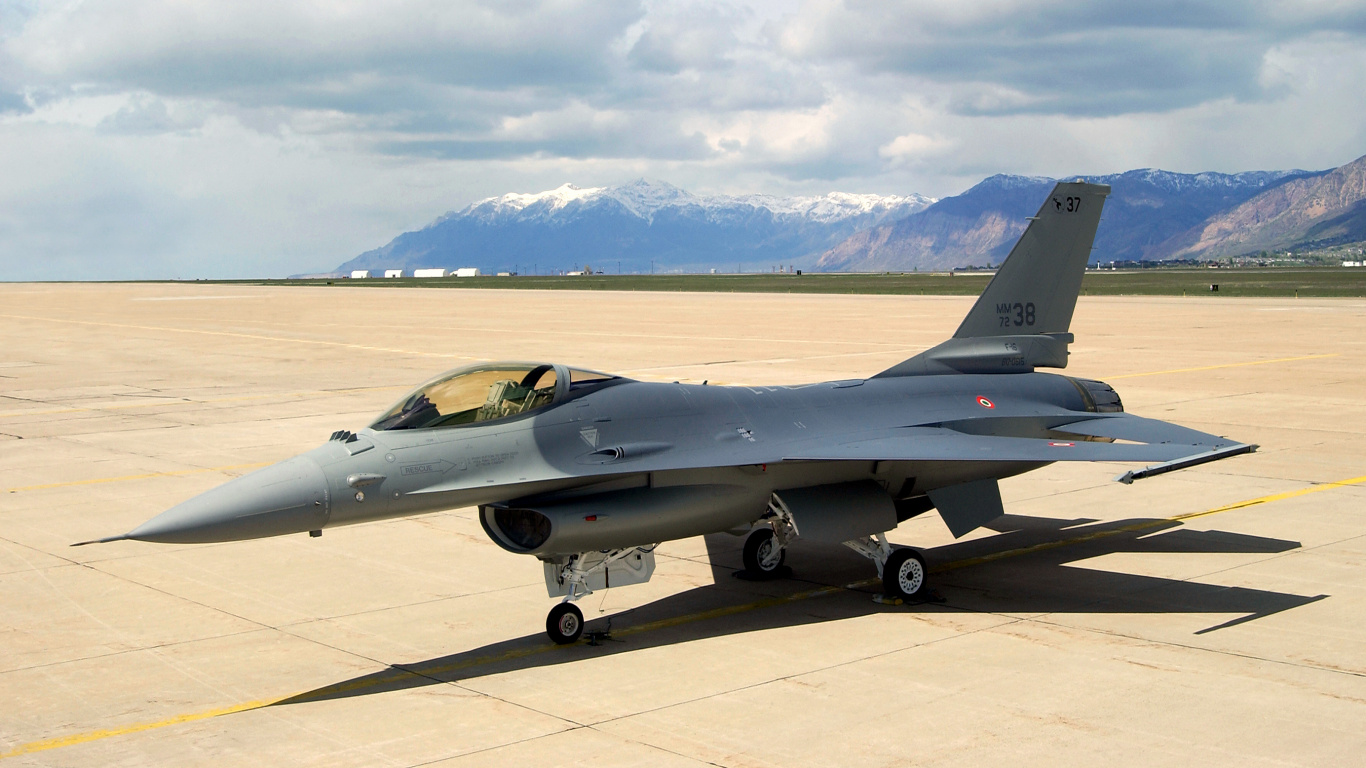 Gray Fighter Jet on White Concrete Floor During Daytime. Wallpaper in 1366x768 Resolution
