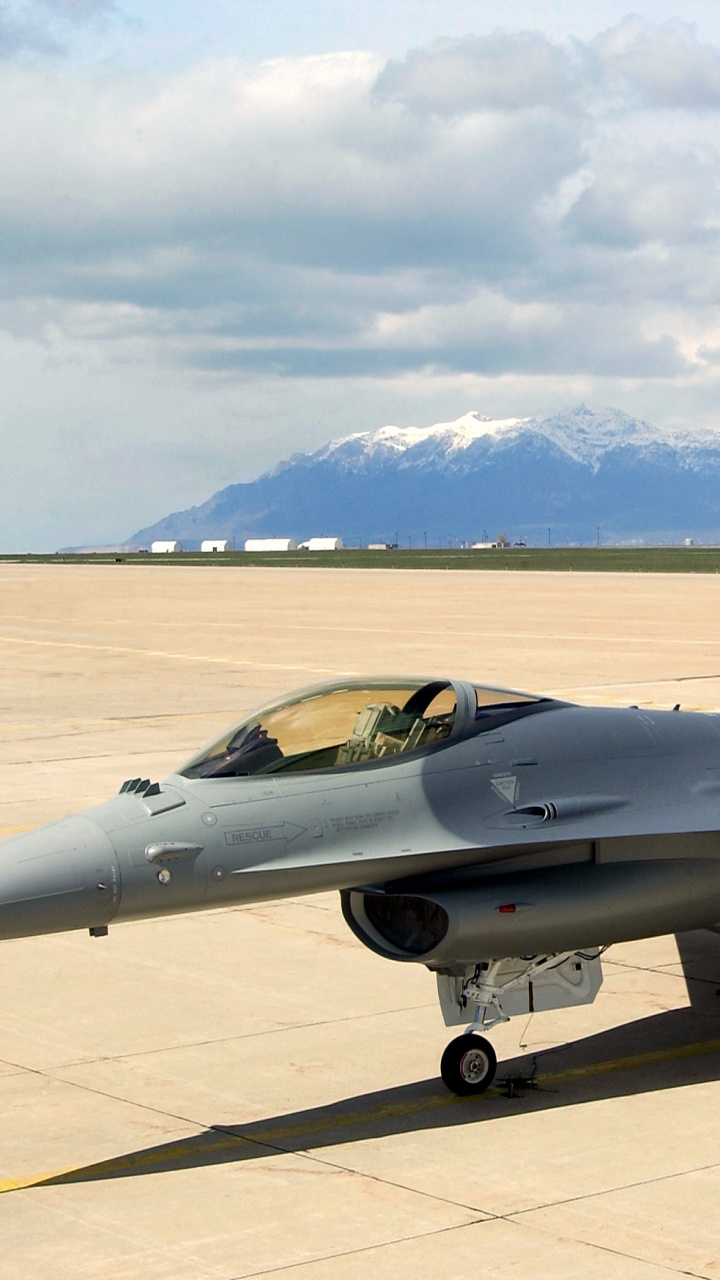 Grauer Kampfjet Auf Weißem Betonboden Tagsüber. Wallpaper in 720x1280 Resolution