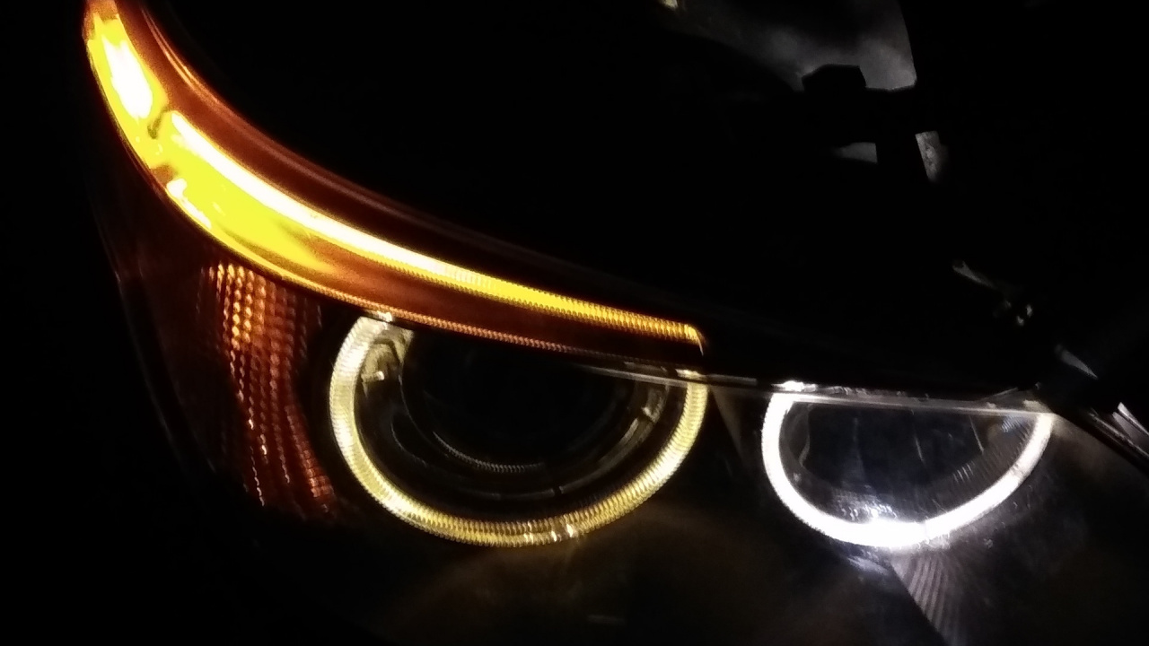 Porte de Voiture Noire et Jaune. Wallpaper in 1280x720 Resolution