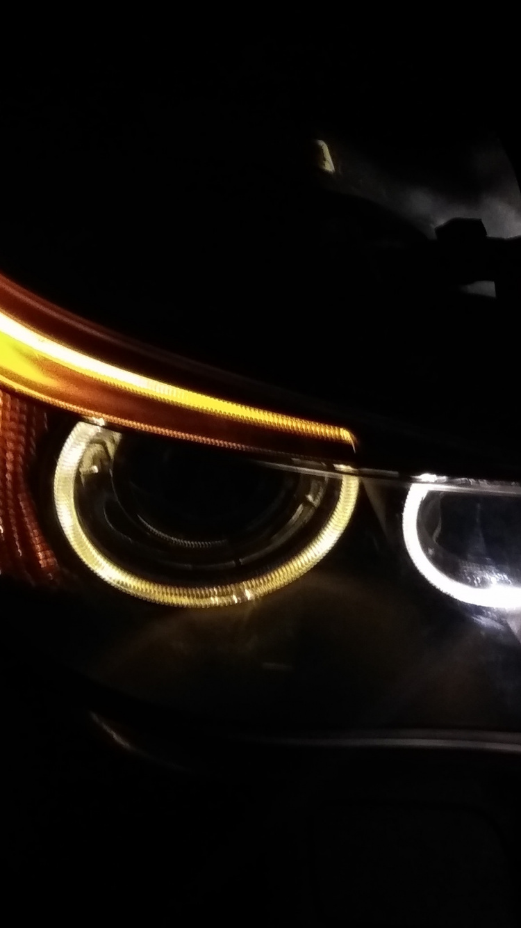 Porte de Voiture Noire et Jaune. Wallpaper in 750x1334 Resolution