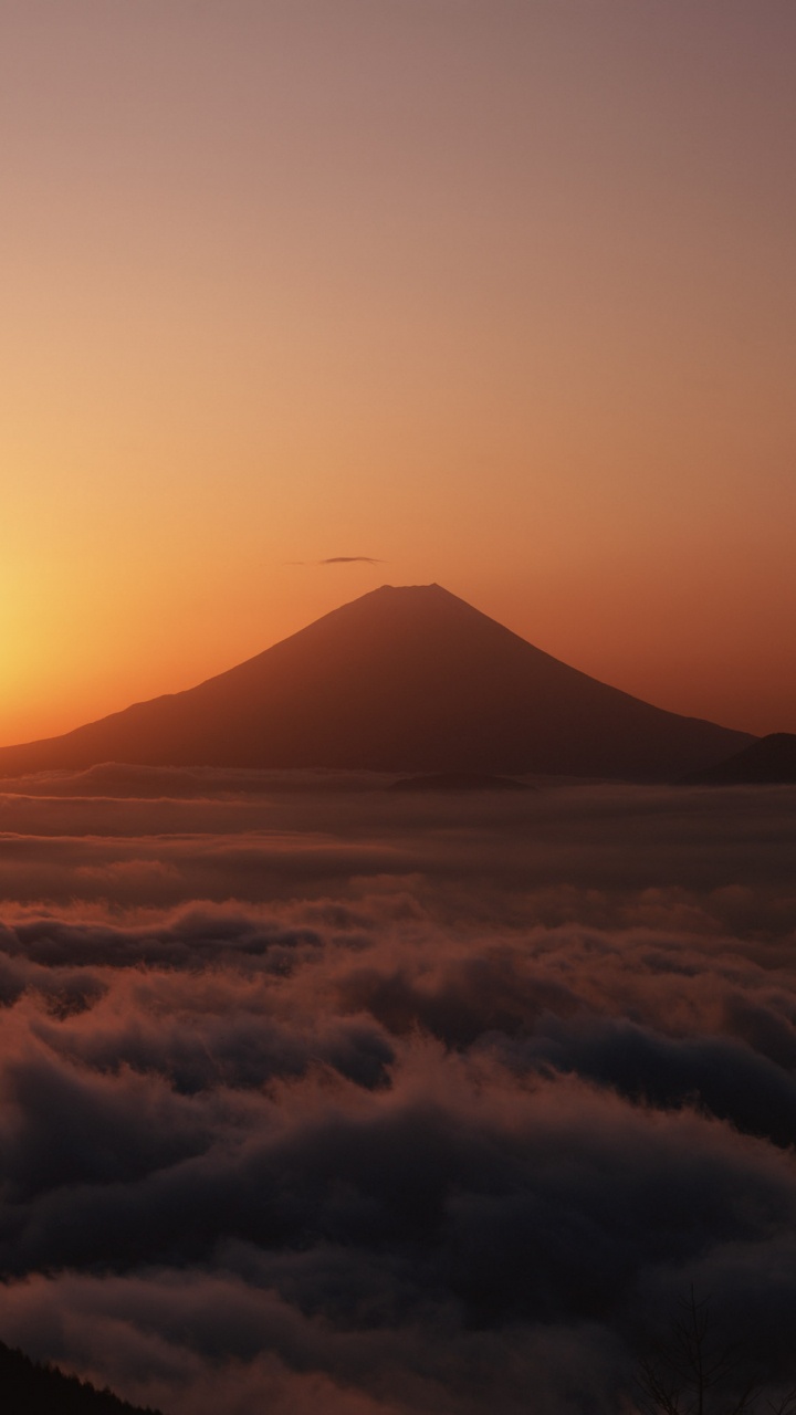Clouds and Mountains During Sunset. Wallpaper in 720x1280 Resolution
