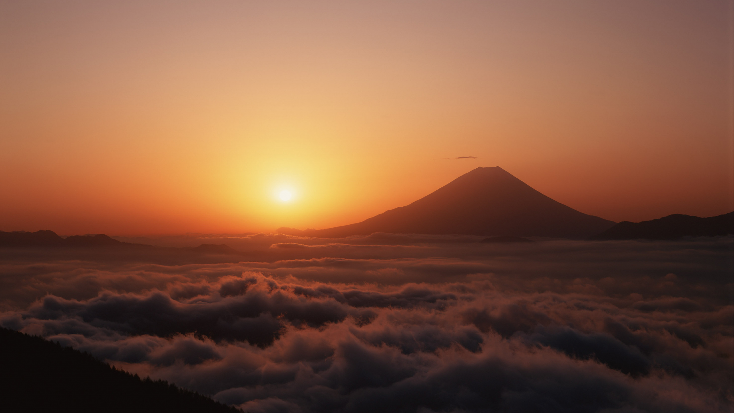 Nubes y Montañas Durante la Puesta de Sol. Wallpaper in 2560x1440 Resolution
