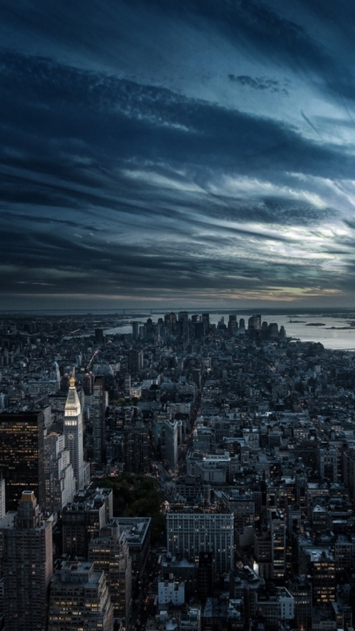Vista Aérea de Los Edificios de la Ciudad Durante la Noche.. Wallpaper in 720x1280 Resolution