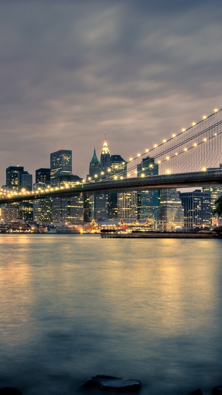 Pont Au-dessus de L'eau Pendant la Nuit. Wallpaper in 720x1280 Resolution