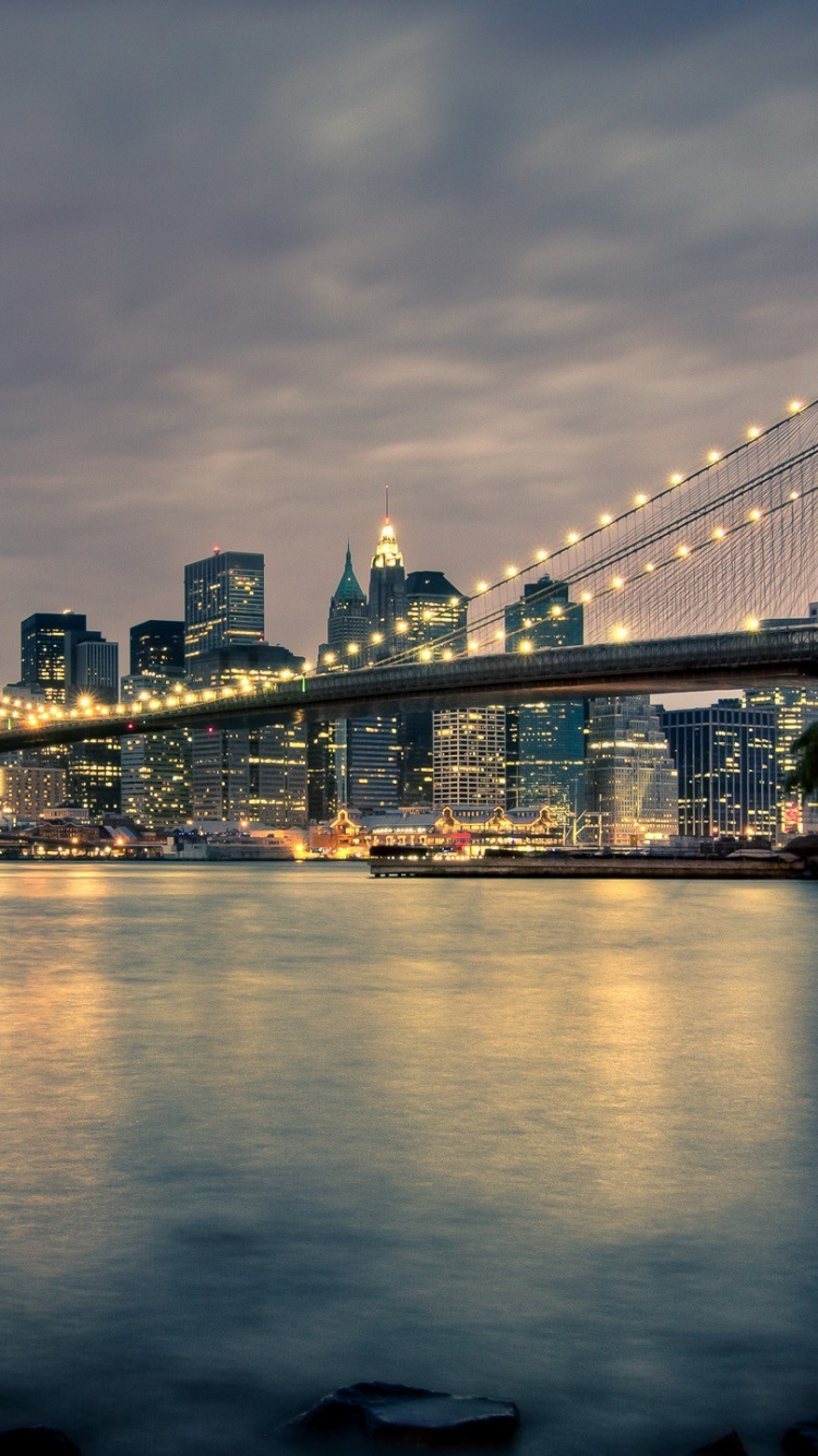 Pont Au-dessus de L'eau Pendant la Nuit. Wallpaper in 750x1334 Resolution