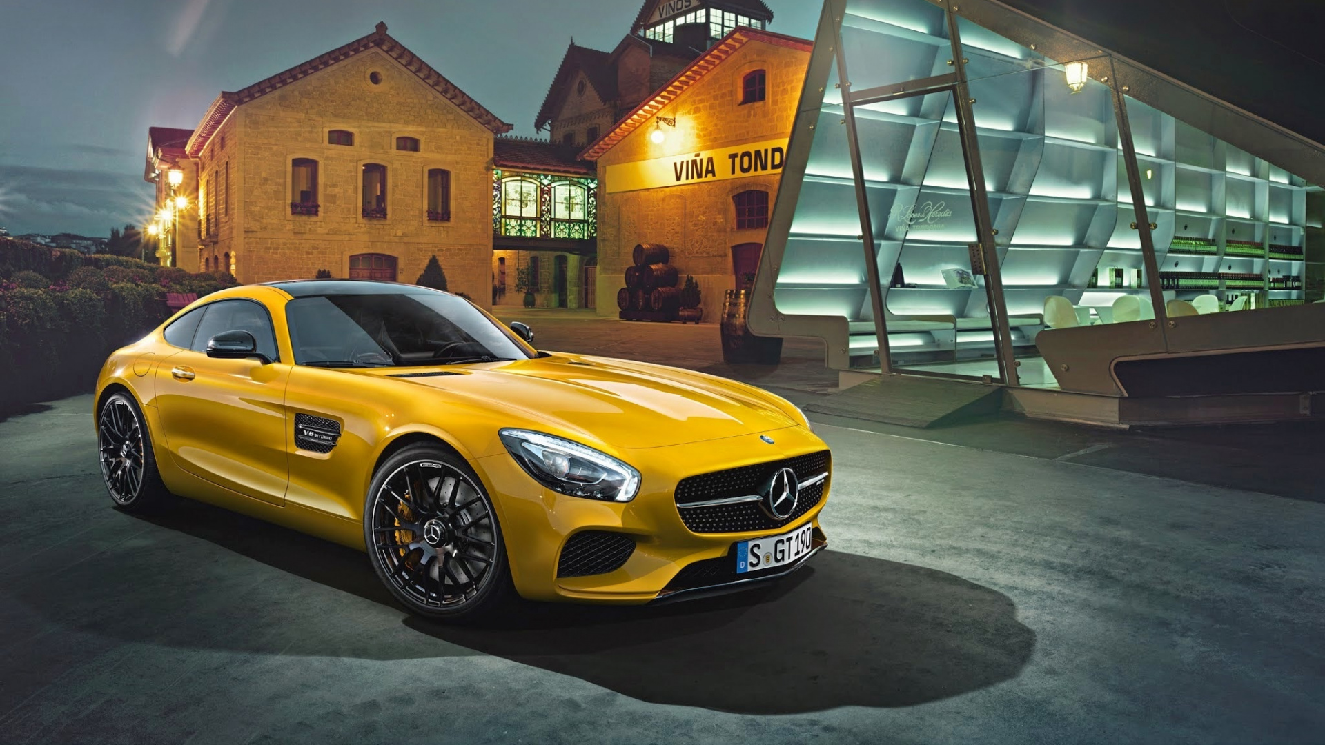 Chevrolet Camaro Amarillo Estacionado Cerca Del Edificio. Wallpaper in 1920x1080 Resolution