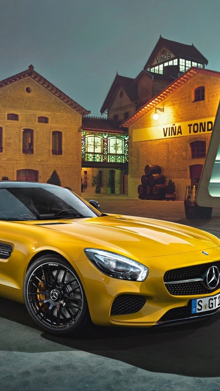 Gelber Chevrolet Camaro Parkte in Der Nähe Des Gebäudes. Wallpaper in 720x1280 Resolution