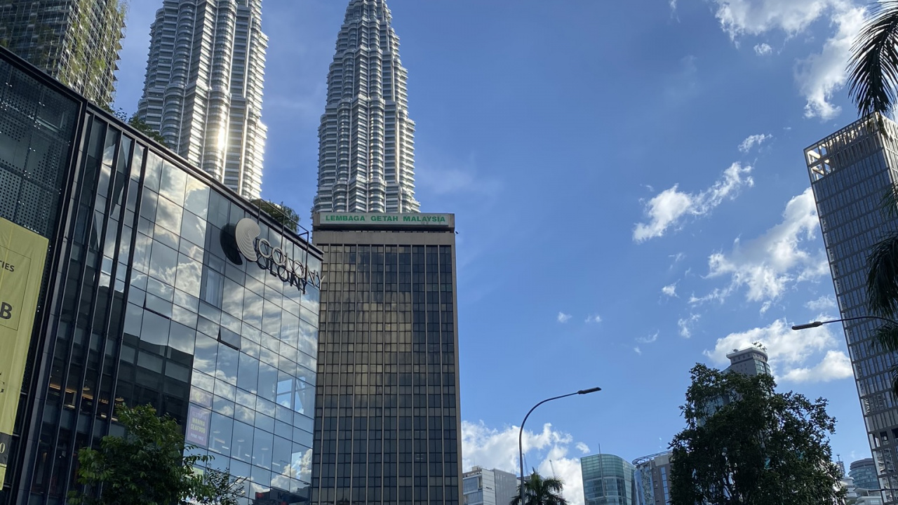 Las Torres Petronas, Kuala Lumpur, Malasia, Carretera, Torre de Bloques. Wallpaper in 1280x720 Resolution