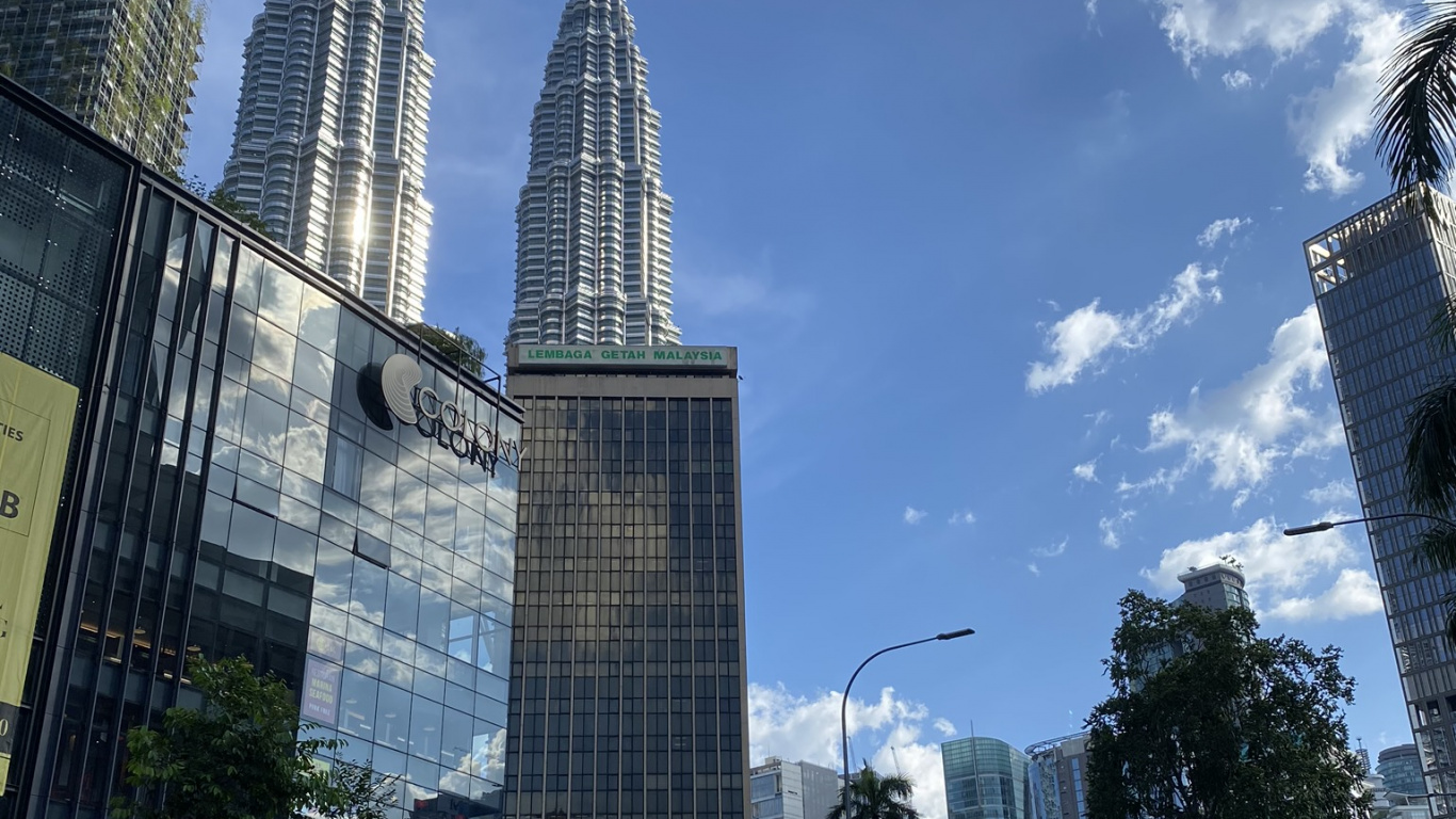 Las Torres Petronas, Kuala Lumpur, Malasia, Carretera, Torre de Bloques. Wallpaper in 1366x768 Resolution