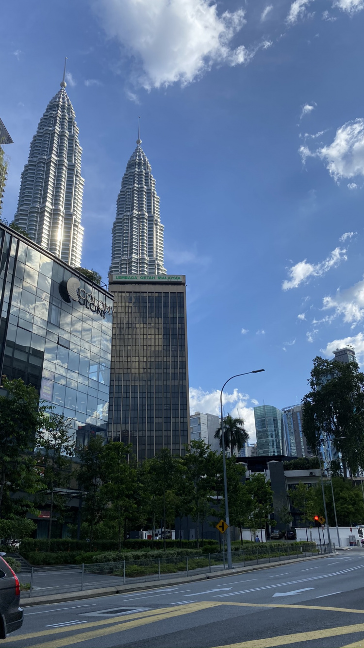 Petronas Towers, Kuala Lumpur, Malaysien, Tageszeit, Road. Wallpaper in 750x1334 Resolution