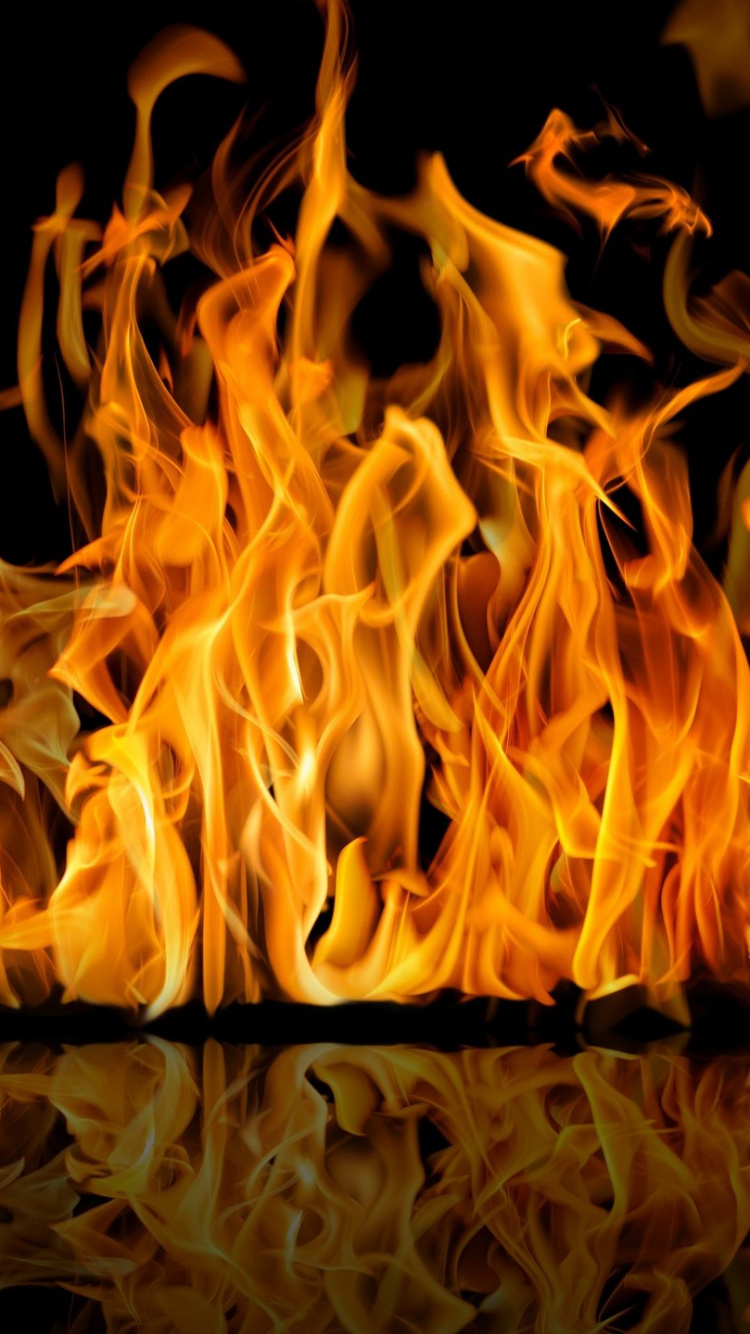 Fuego Amarillo en Una Habitación Oscura. Wallpaper in 750x1334 Resolution
