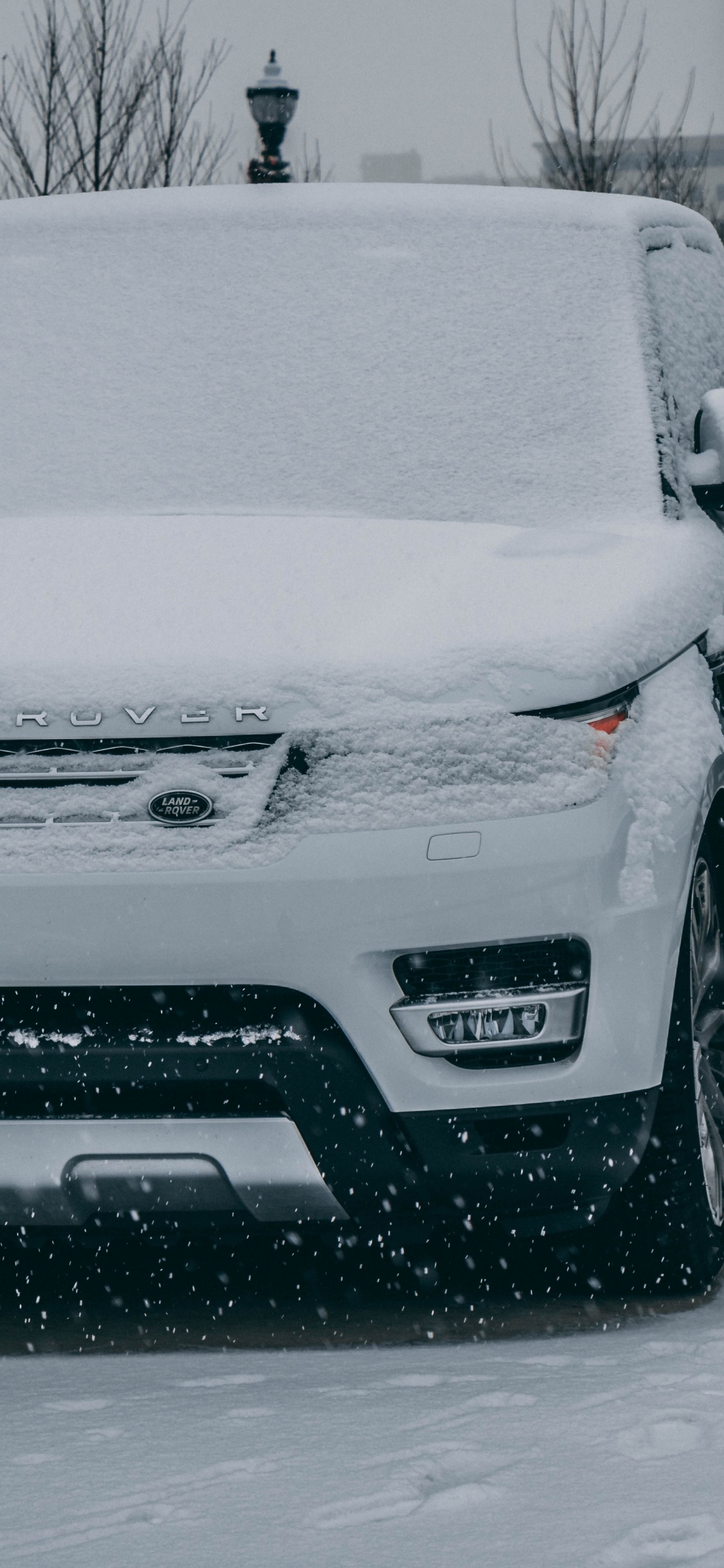 Coche Chevrolet Blanco Cubierto de Nieve. Wallpaper in 1125x2436 Resolution