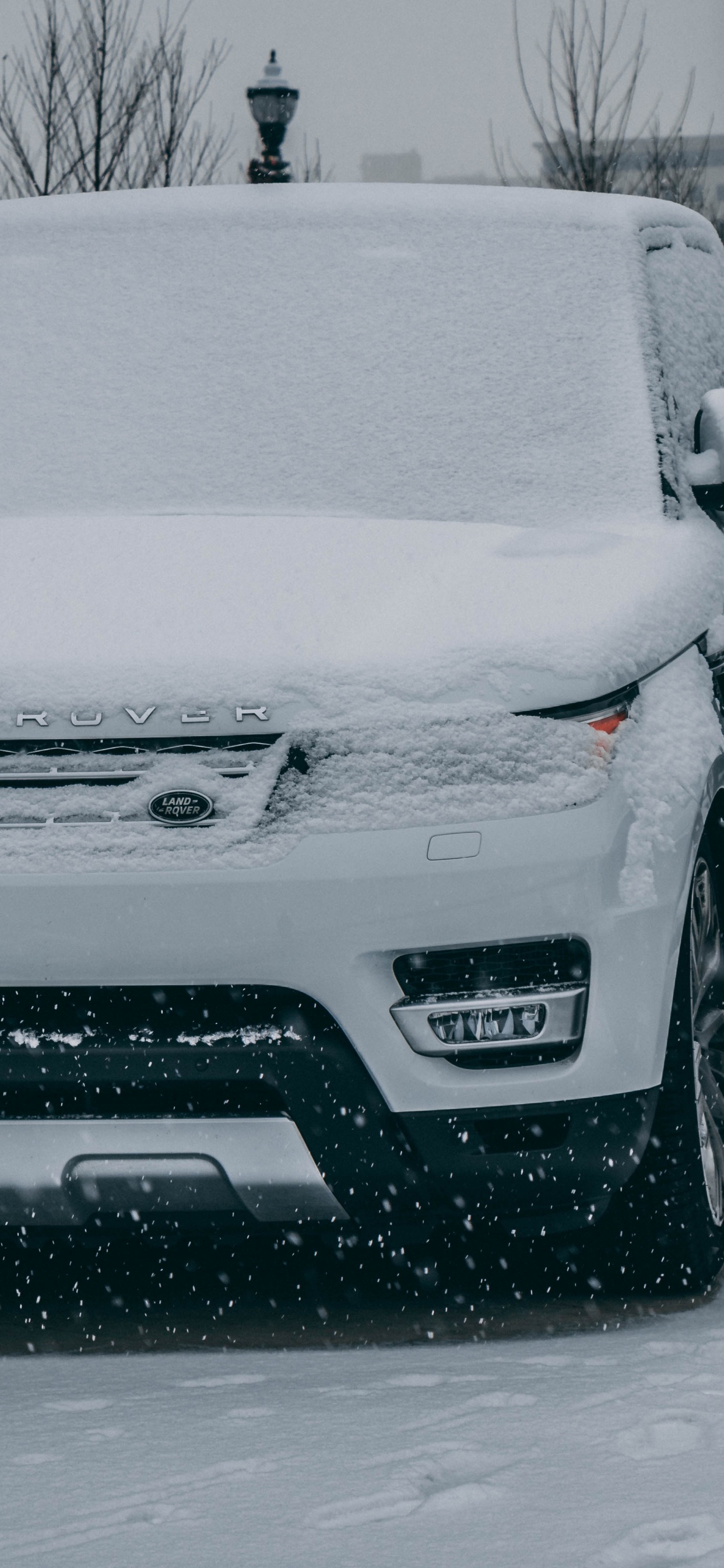 Coche Chevrolet Blanco Cubierto de Nieve. Wallpaper in 1242x2688 Resolution