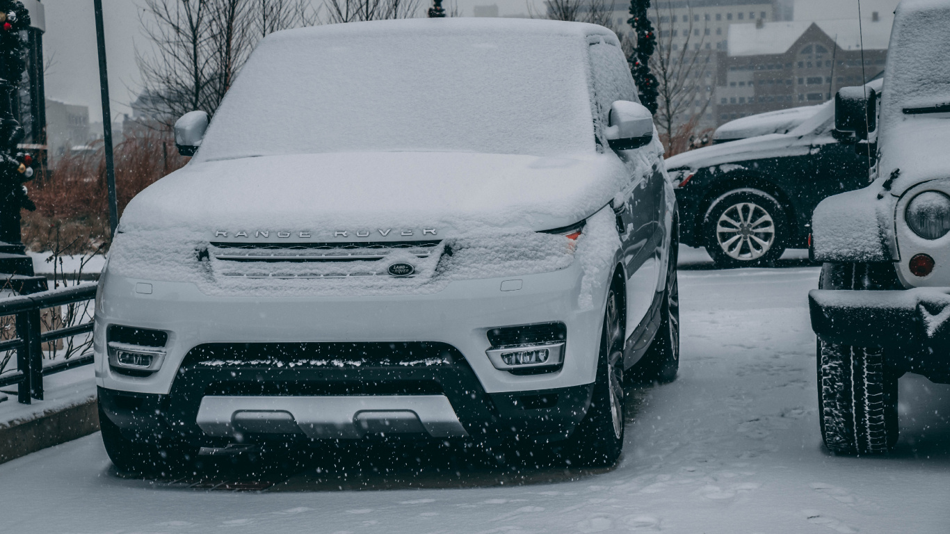 Coche Chevrolet Blanco Cubierto de Nieve. Wallpaper in 1366x768 Resolution