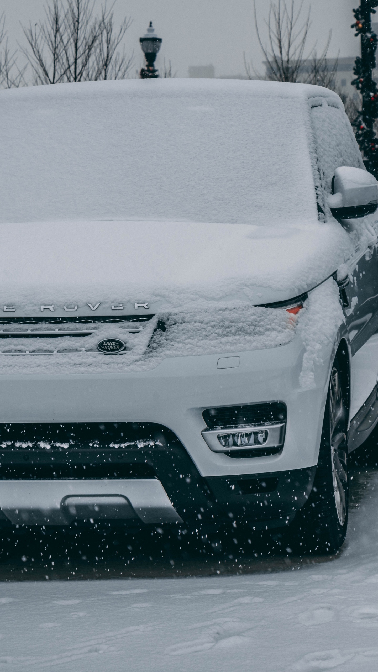 Coche Chevrolet Blanco Cubierto de Nieve. Wallpaper in 1440x2560 Resolution