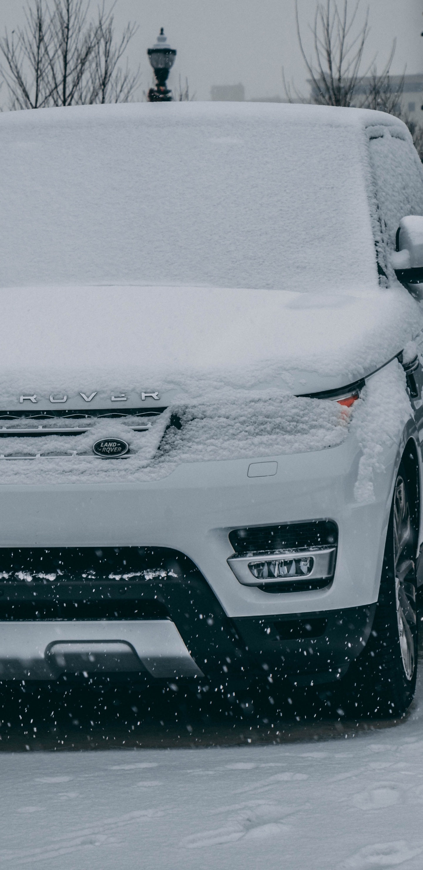 Coche Chevrolet Blanco Cubierto de Nieve. Wallpaper in 1440x2960 Resolution