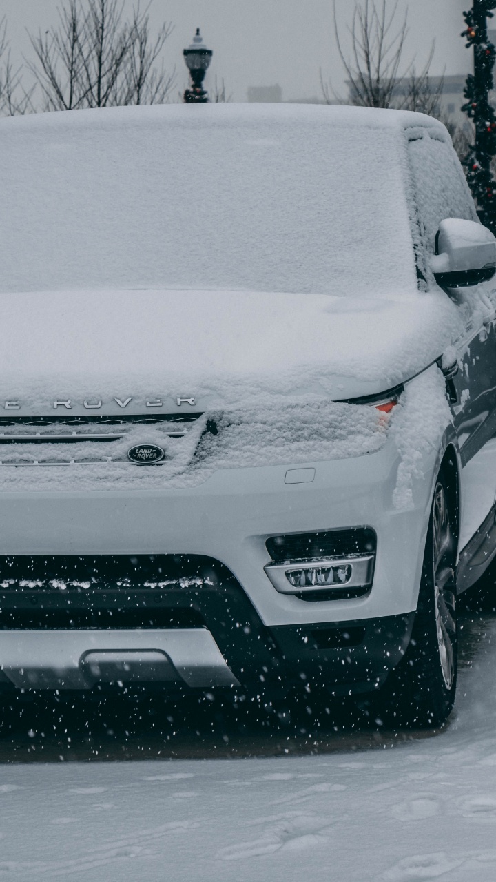 Coche Chevrolet Blanco Cubierto de Nieve. Wallpaper in 720x1280 Resolution