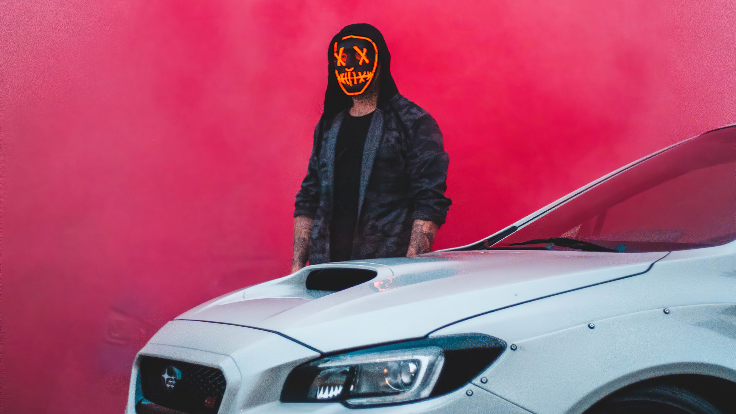 L'homme en Veste Noire Debout à Côté D'une Voiture Blanche. Wallpaper in 2560x1440 Resolution