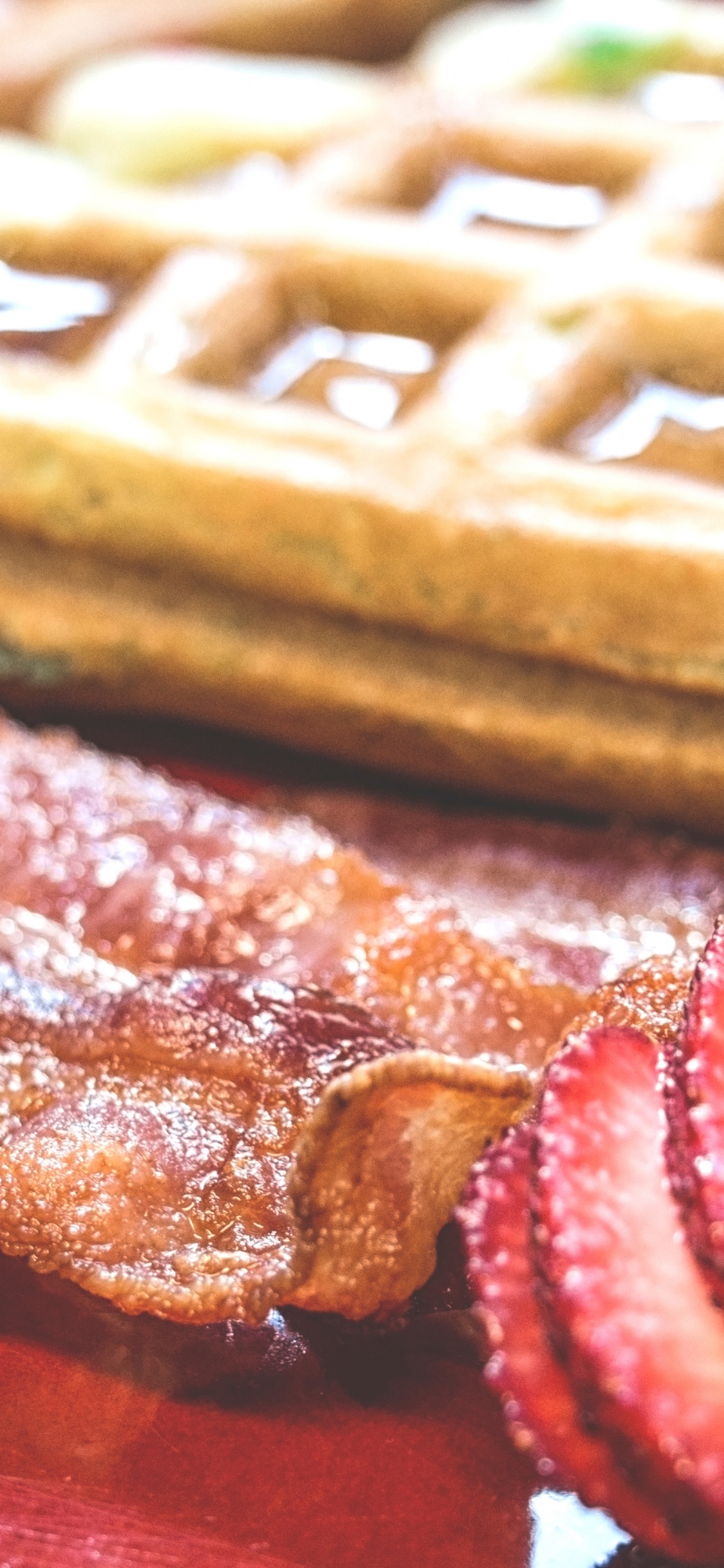 Brauner Und Roter Kuchen Auf Braunem Holztisch. Wallpaper in 1125x2436 Resolution