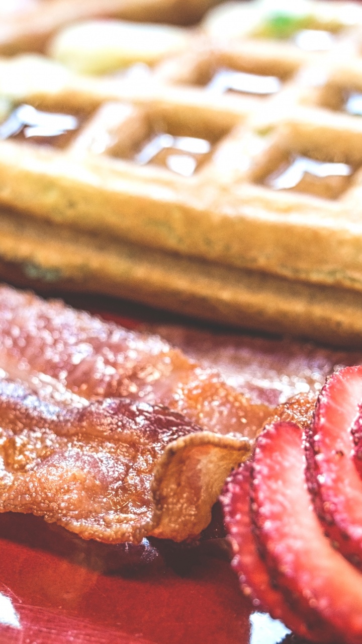 Brauner Und Roter Kuchen Auf Braunem Holztisch. Wallpaper in 720x1280 Resolution