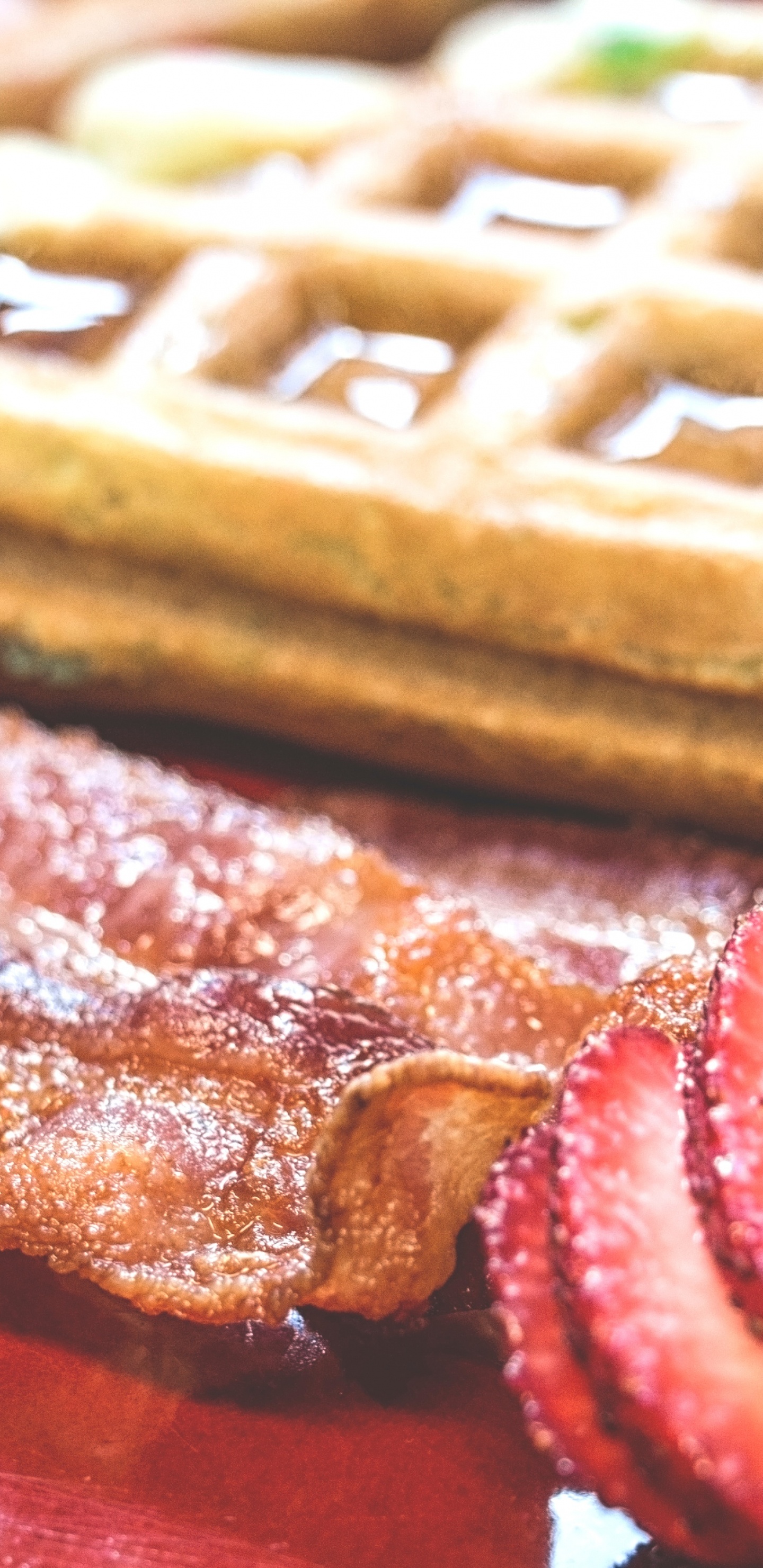 Tarte Brune et Rouge Sur Une Table en Bois Marron. Wallpaper in 1440x2960 Resolution