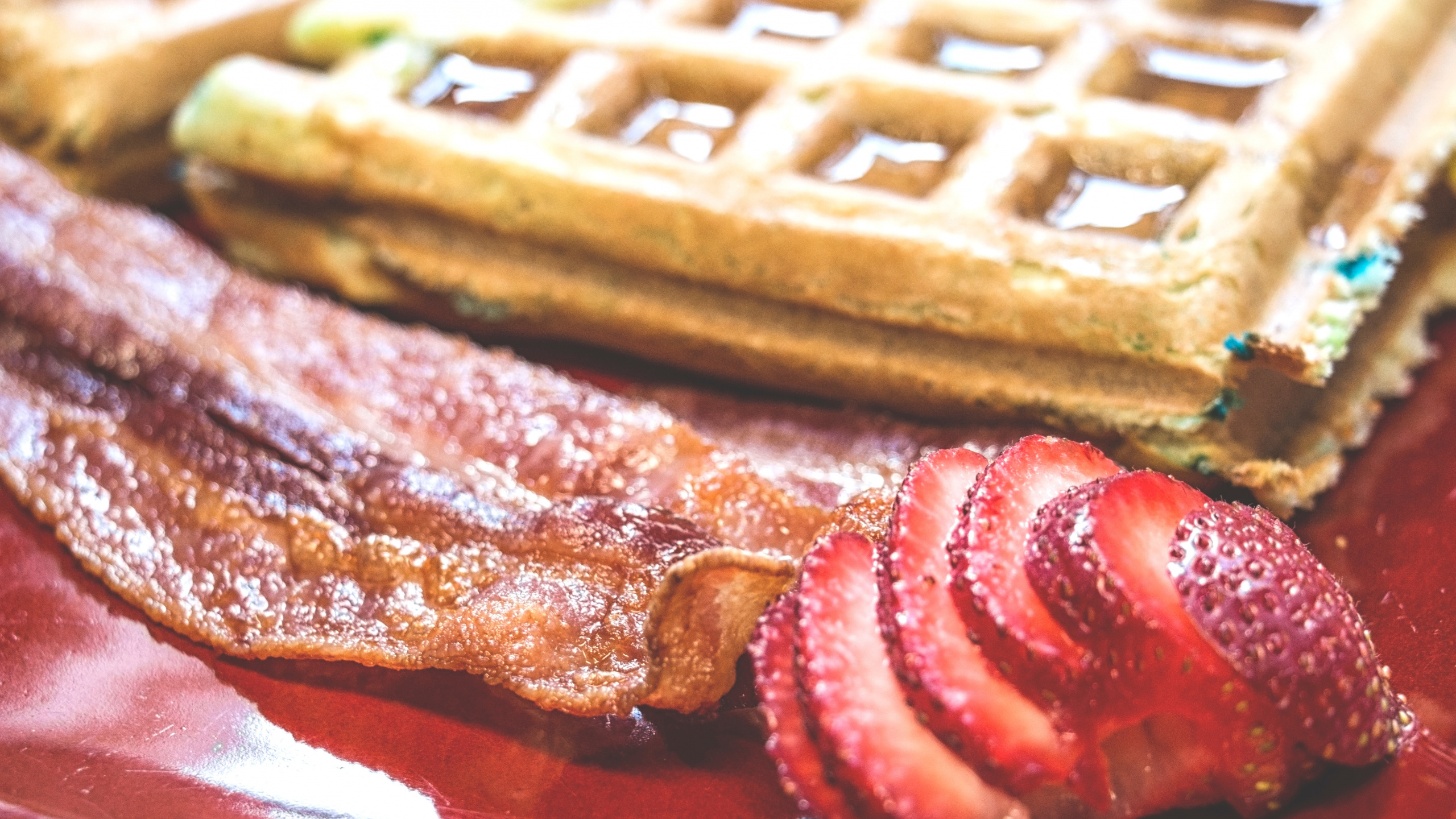 Tarte Brune et Rouge Sur Une Table en Bois Marron. Wallpaper in 2560x1440 Resolution