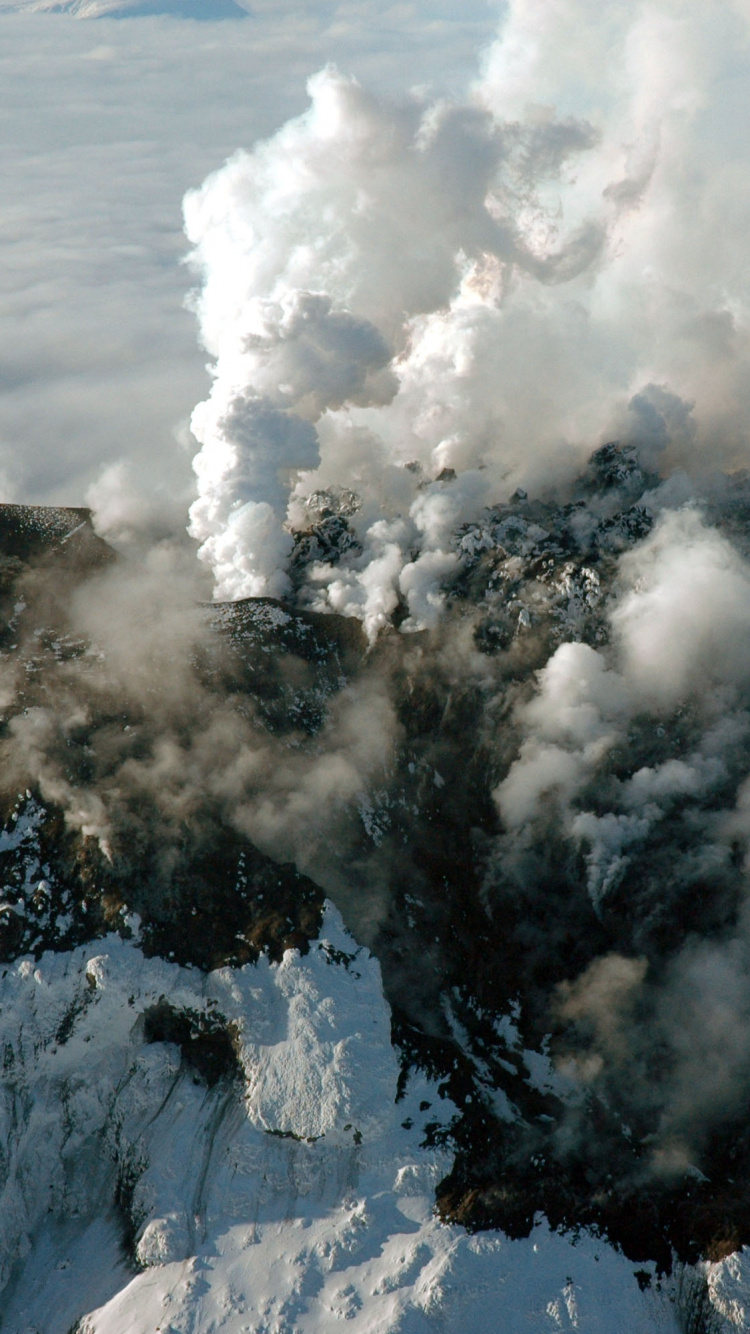 Nubes Blancas Sobre la Montaña en Blanco y Negro. Wallpaper in 750x1334 Resolution