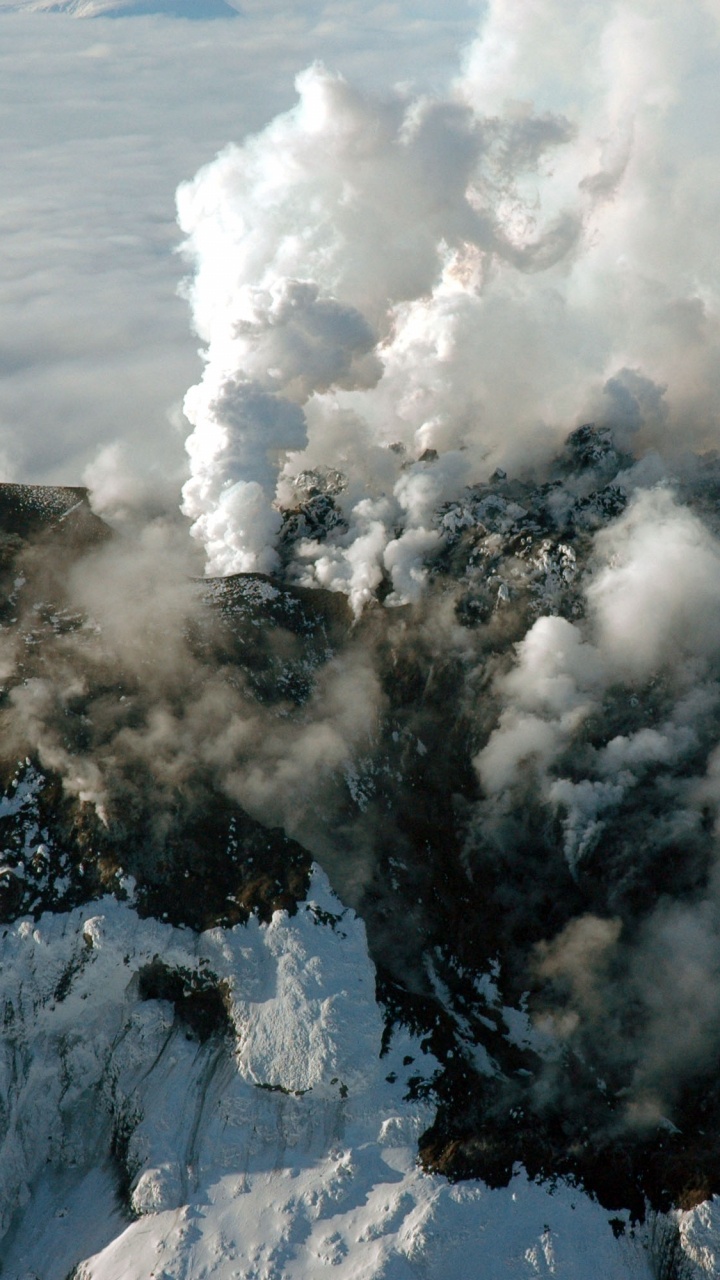 White Clouds Over Black and White Mountain. Wallpaper in 720x1280 Resolution