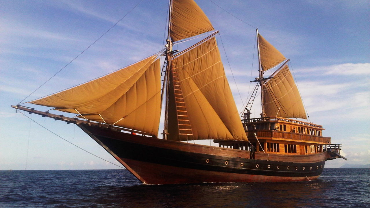 Brown and White Sail Boat on Sea During Daytime. Wallpaper in 1280x720 Resolution