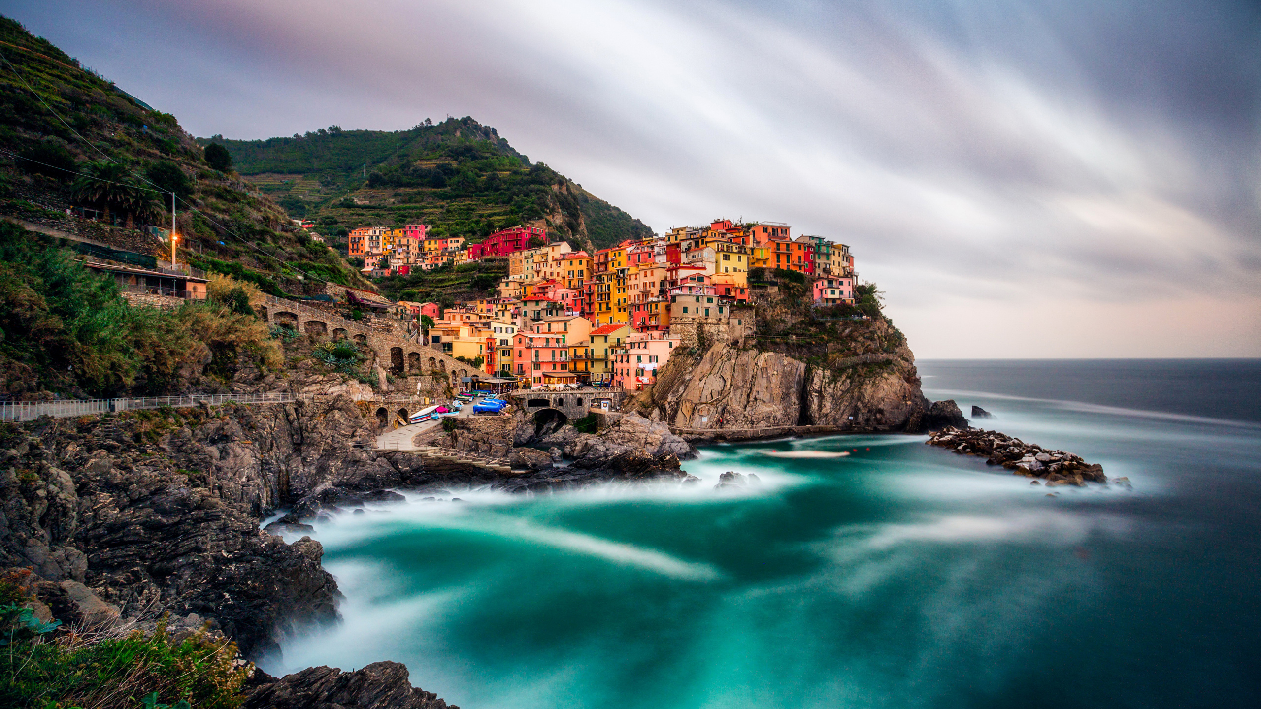 Houses on Mountain Near Body of Water During Daytime. Wallpaper in 2560x1440 Resolution