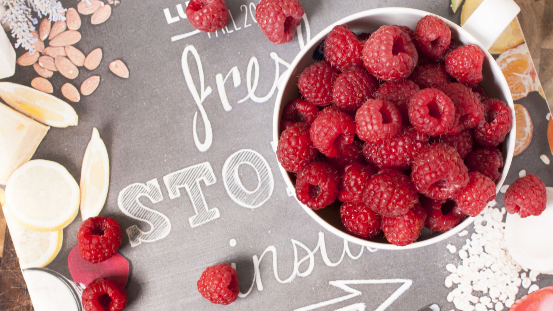 Fresas en Cuenco de Cerámica Blanca. Wallpaper in 1920x1080 Resolution