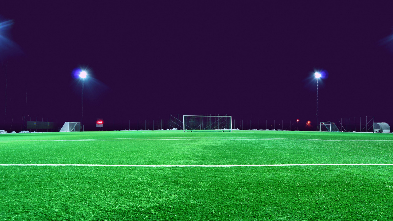 Filet de But de Football Sur Terrain Vert Pendant la Nuit. Wallpaper in 1280x720 Resolution
