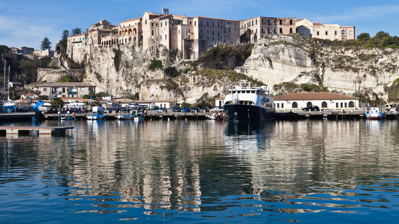 White and Blue Boat on Body of Water Near Concrete Building During Daytime. Wallpaper in 1280x720 Resolution