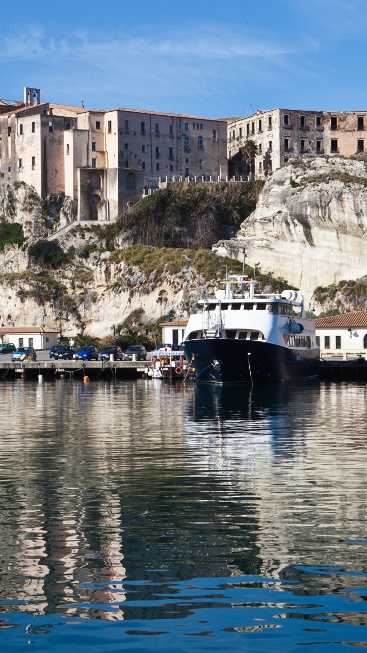 Bateau Blanc et Bleu Sur un Plan D'eau Près D'un Bâtiment en Béton Pendant la Journée. Wallpaper in 720x1280 Resolution