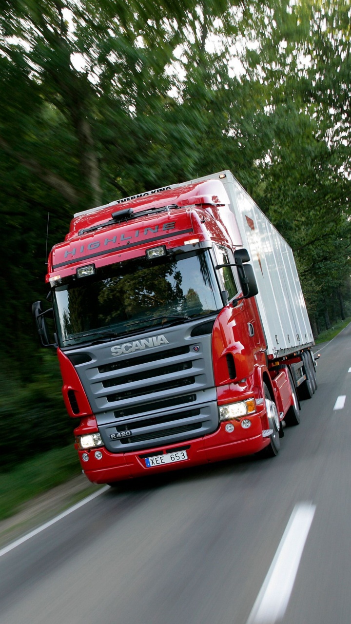 Rot-weißer LKW Tagsüber Unterwegs. Wallpaper in 720x1280 Resolution