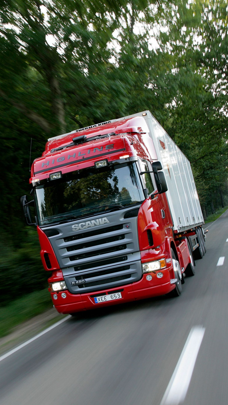 Rot-weißer LKW Tagsüber Unterwegs. Wallpaper in 750x1334 Resolution