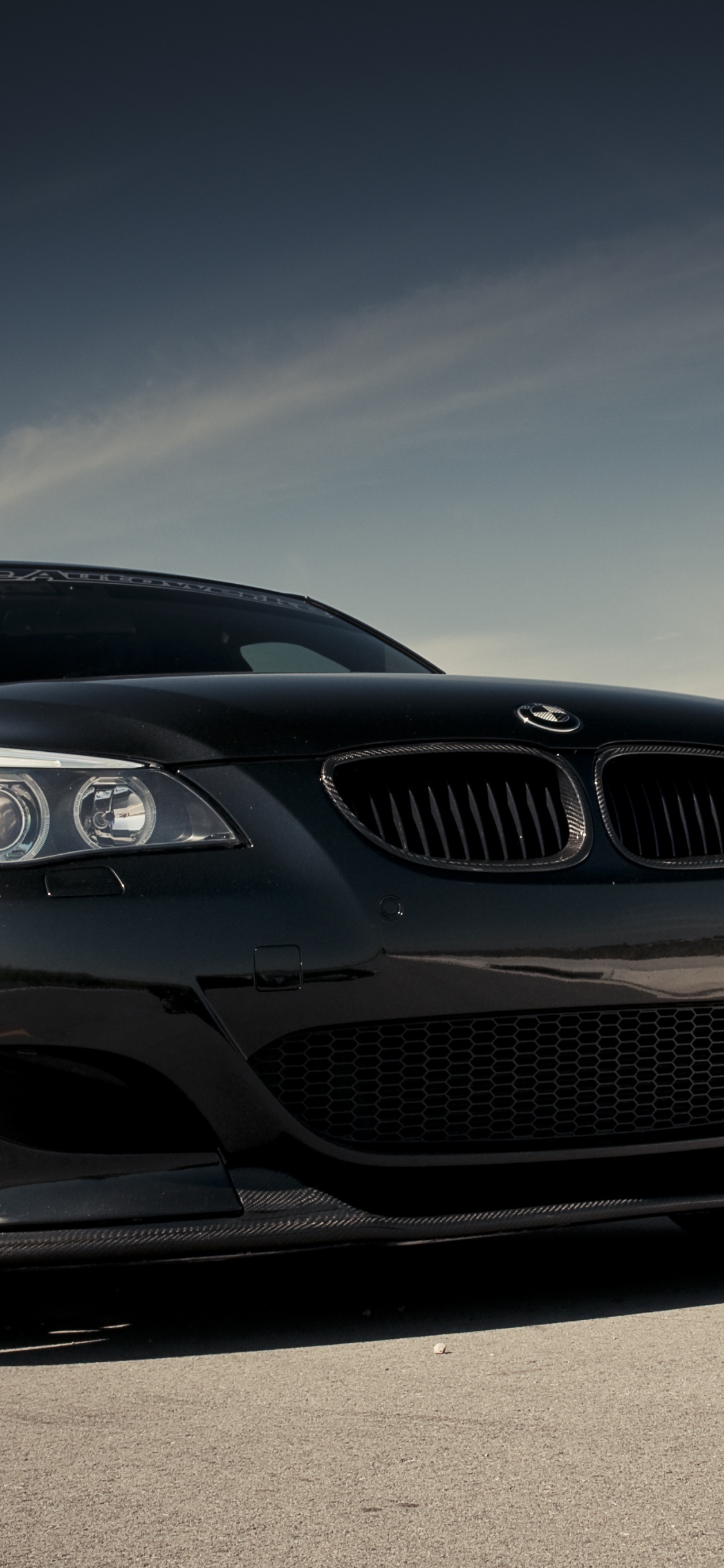 Coche BMW Negro Sobre la Carretera de Asfalto Gris Durante el Día. Wallpaper in 1125x2436 Resolution