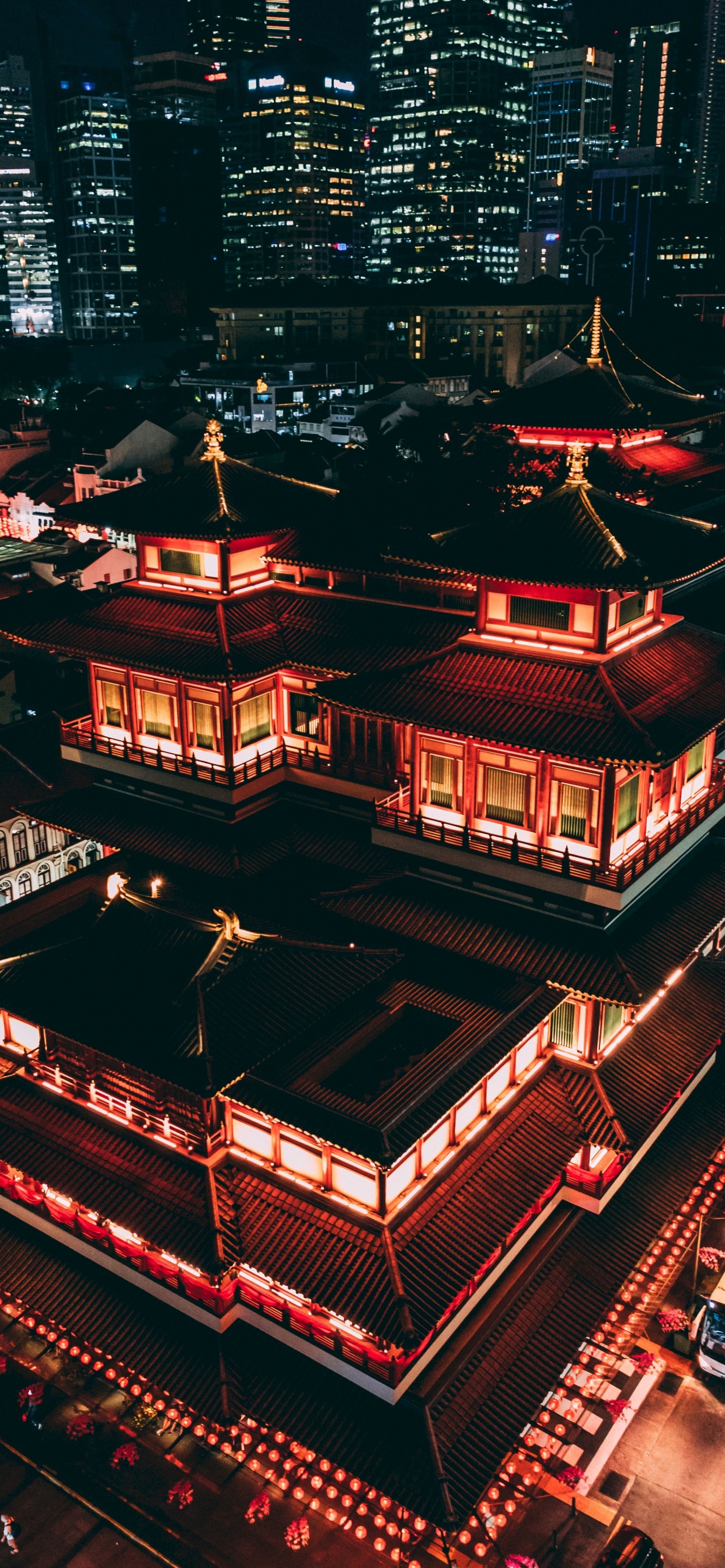 Temple Rouge et Noir Pendant la Nuit. Wallpaper in 1242x2688 Resolution