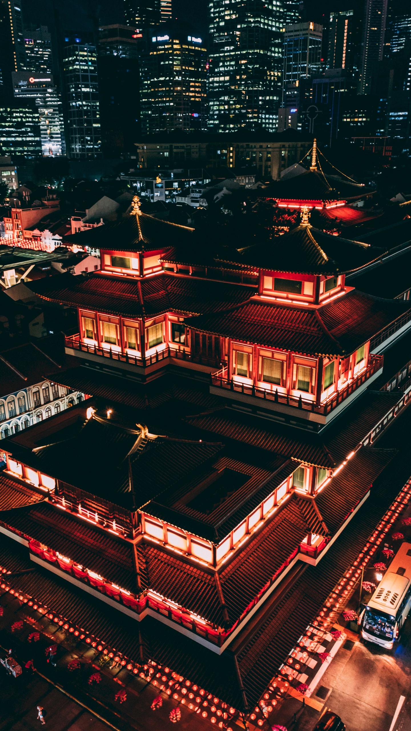 Temple Rouge et Noir Pendant la Nuit. Wallpaper in 1440x2560 Resolution